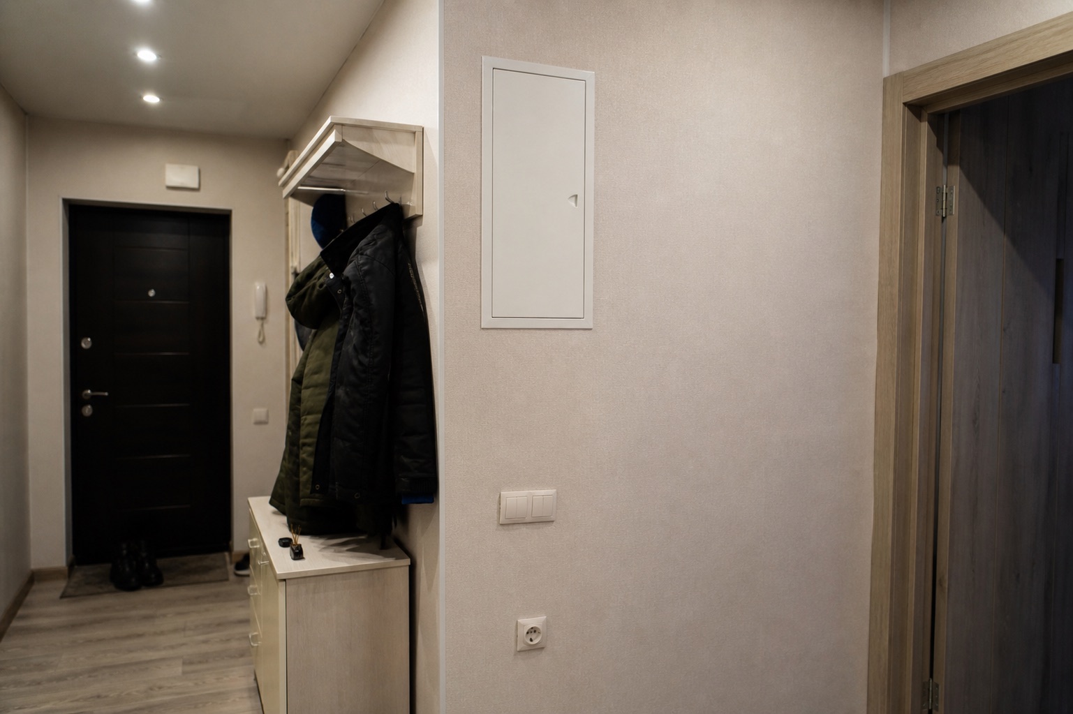 Щит и управление светом в прихожей